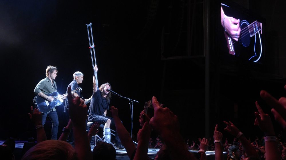 Foo Fighters Toronto Crutch Singing