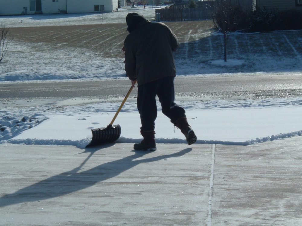 You man shoveling his driveway. Image: https://www.flickr.com/photos/bcmom/68130573 (CC BY 2.0)