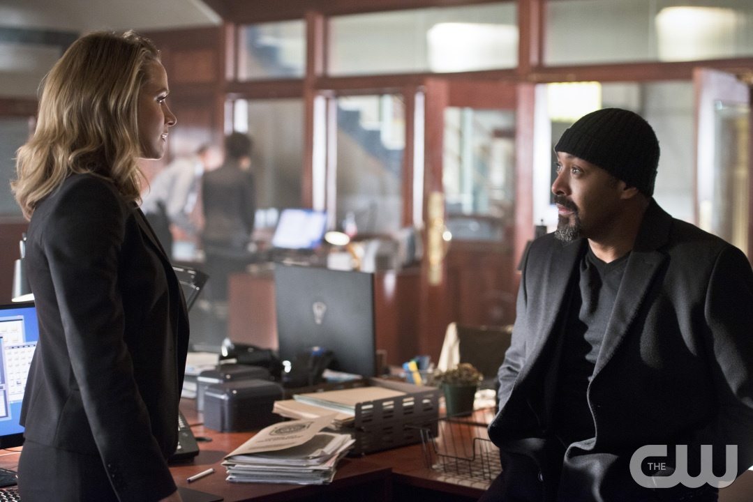 The Flash -- "The Reverse Flash Returns" -- Image FLA211a_0008b -- Pictured (L-R): Shantel Van Santen as Detective Patty Spivot and Jesse L. Martin as Detective Joe West -- Photo: Diyah Pera/The CW -- Ã?Â© 2016 The CW Network, LLC. All rights reserved.