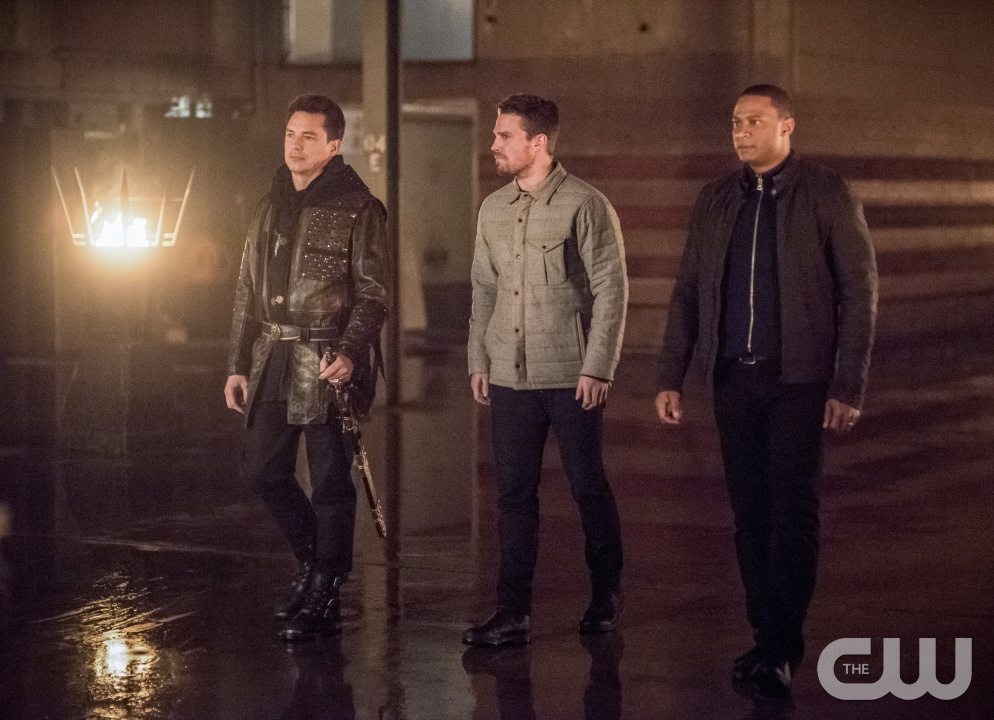 Arrow -- "Sins of the Father" -- Image AR413b_0007b.jpg -- Pictured (L-R): John Barrowman as Malcolm Merlyn, Stephen Amell as Oliver Queen, and David Ramsey as John Diggle -- Photo: Dean Buscher/ The CW -- Ã?Â© 2016 The CW Network, LLC. All Rights Reserved.