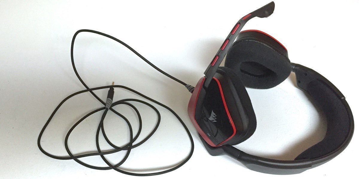 Corsair Void gaming headset works with Xbox One, PS4, PC and mobile devices.