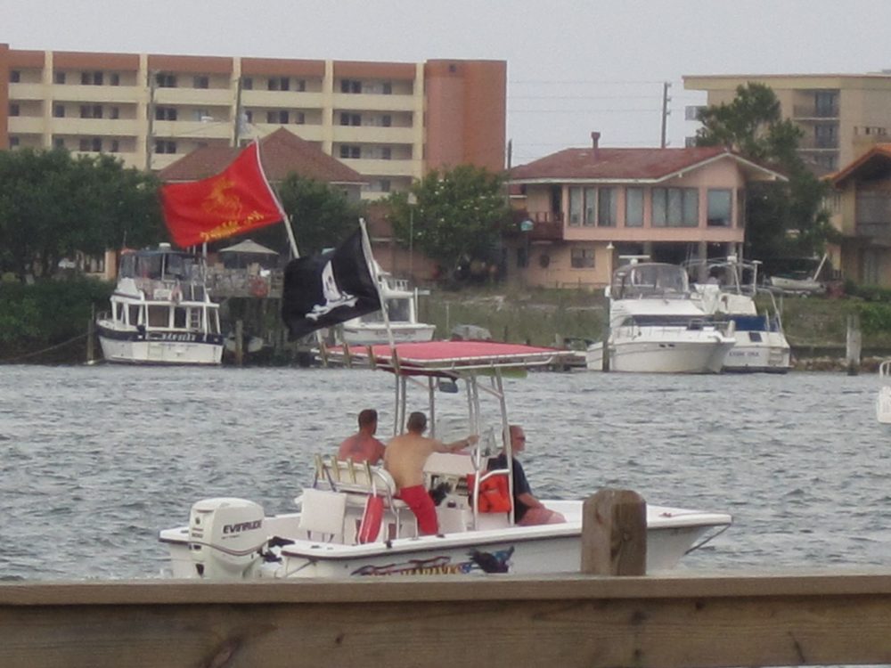 Most o' t' boats on t' water knew t' deck themselves out in their best pirate flags! Photo: Patricia Vollmer