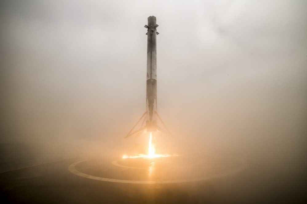 SpaceX Falcon 9 first stage landing after launching the Iridium2 satellite