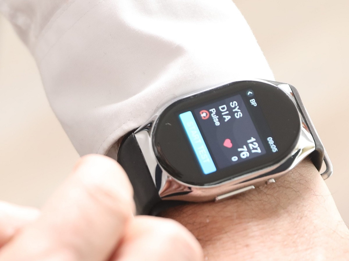 THIS SMARTWATCH CAN MEASURE YOUR BLOOD PRESSURE - YHE BP DOCTOR