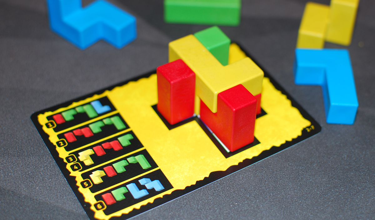 Ubongo 3D puzzle card with pieces